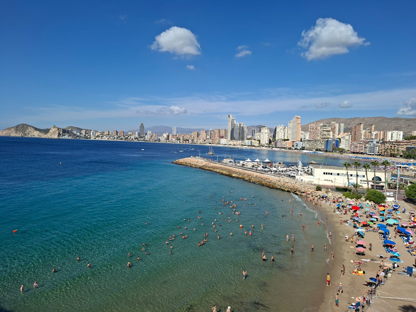 Playa de Benidorm con el skyline al fondo